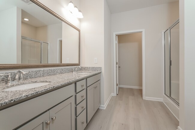 Building Photo - 446 Bainbridge Dr