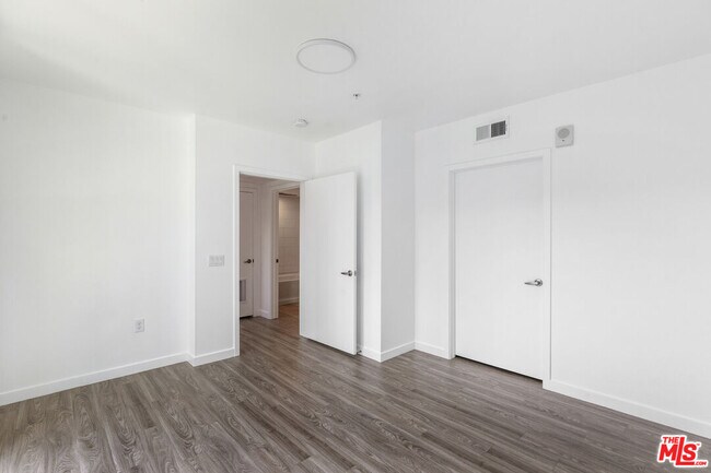 Building Photo - 5750 Hollywood Blvd
