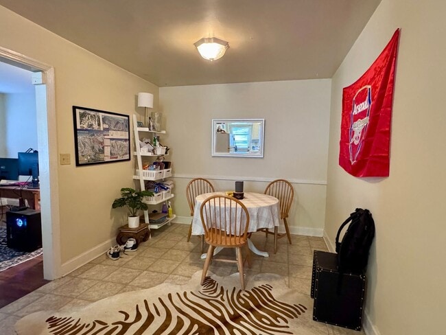 Building Photo - Duplex close to UNC Hospitals