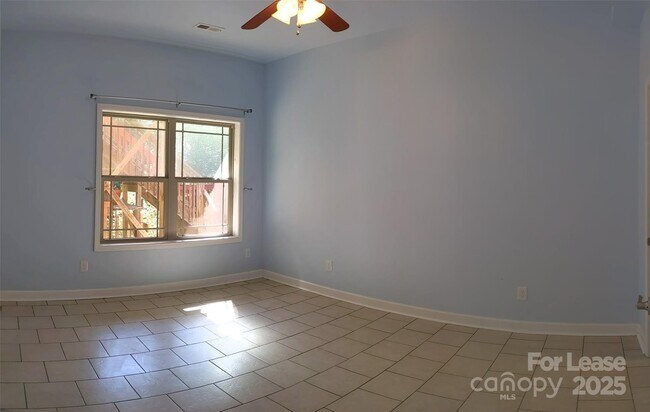 Building Photo - 743 Irish Green Dr
