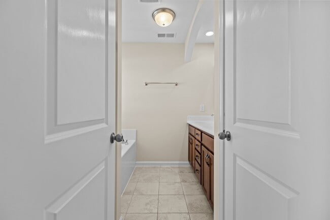 Building Photo - 624 Hiddenbrook Dr
