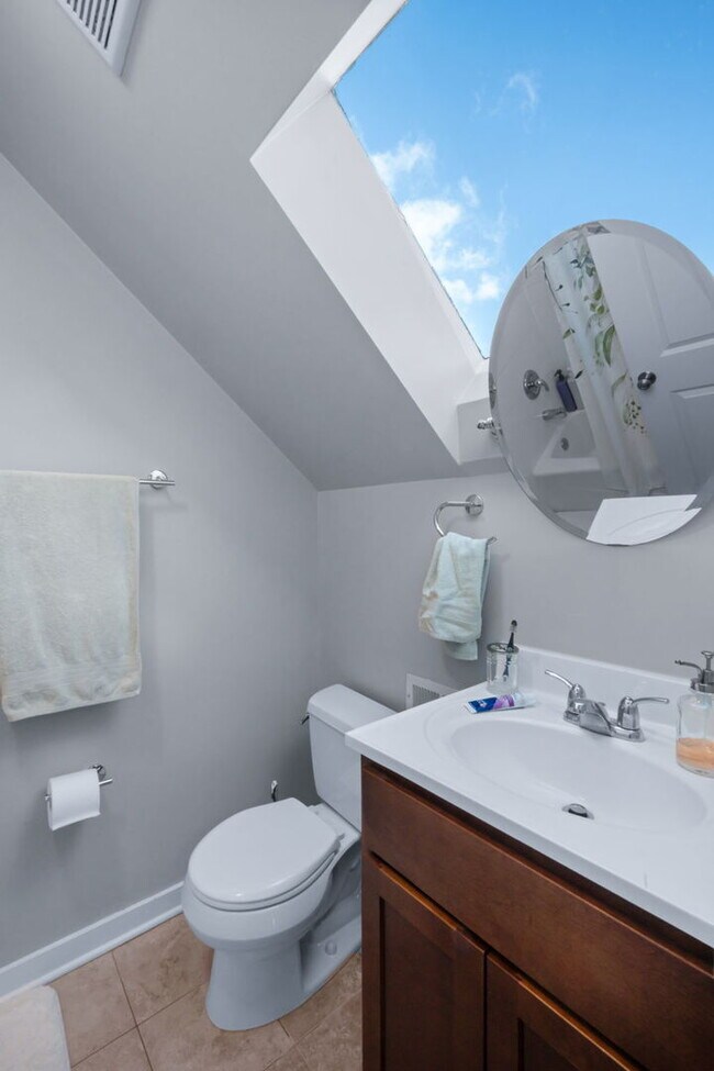 Building Photo - 1644 N Hermitage Ave