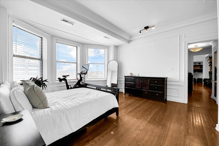 Building Photo - 2900 E Jefferson Ave