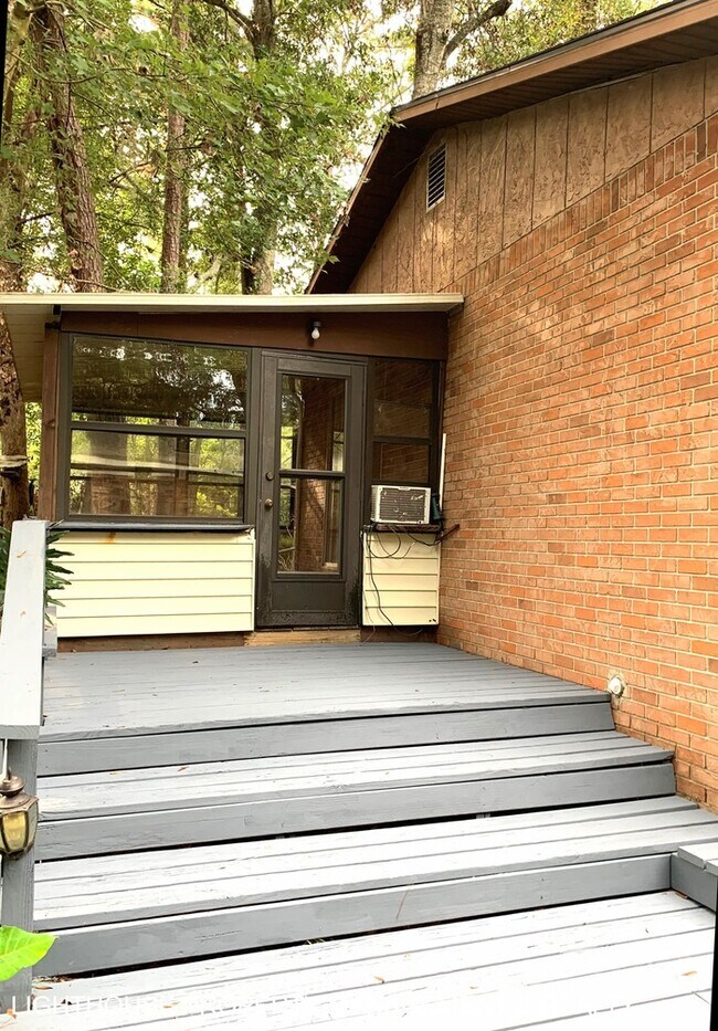 Building Photo - Cozy 2/1 duplex