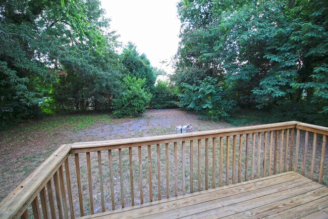 Building Photo - 2026/2027 PRE-LEASE! 5 Bedroom - Close to ...