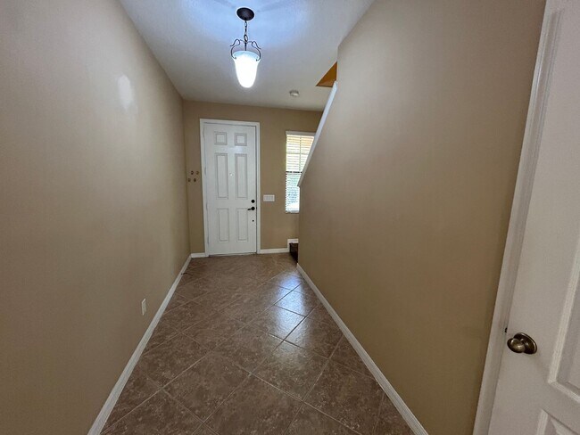 Building Photo - Available Mid May! Spacious 4/2 Single Fam...