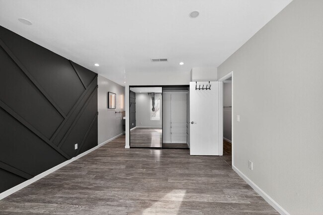 Building Photo - Santee 2 Bedroom 2 Bath Condo with Garage