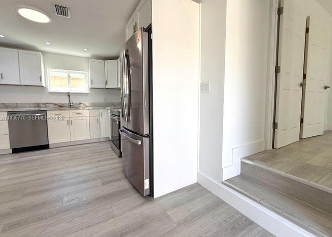 Building Photo - 716 NE 7th St