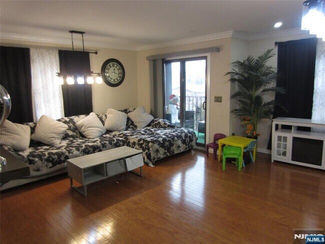 Building Photo - 233 Midland Ave