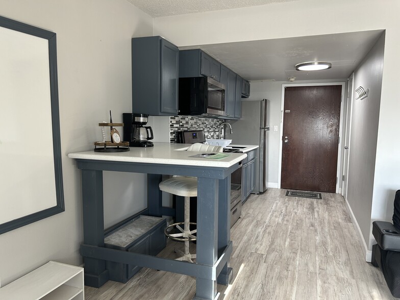 Building Photo - 410 W 7th St