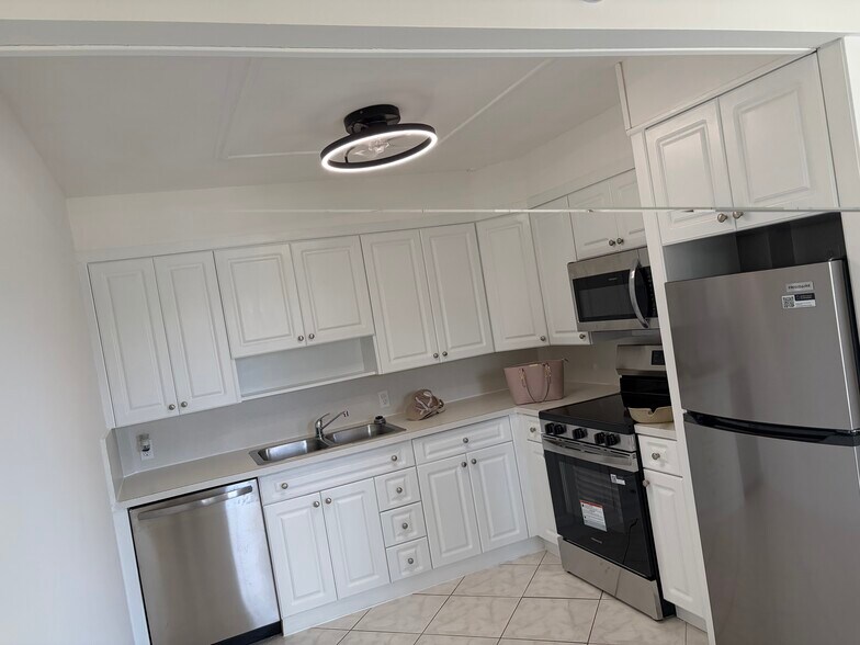 Building Photo - 2005 Hythe a
