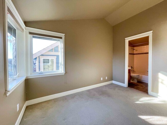 Building Photo - 2Bd/2.5Ba Seattle Townhouse