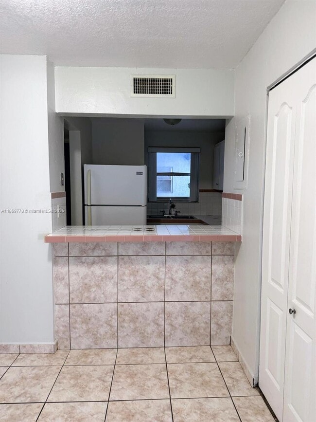Building Photo - 210 Fontainebleau Blvd