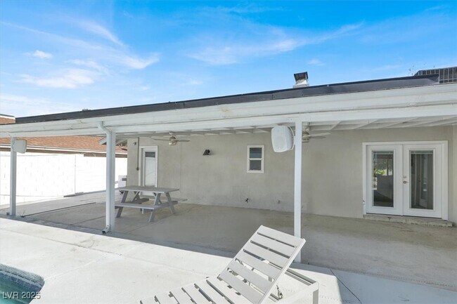 Building Photo - 1600 Eaton Dr