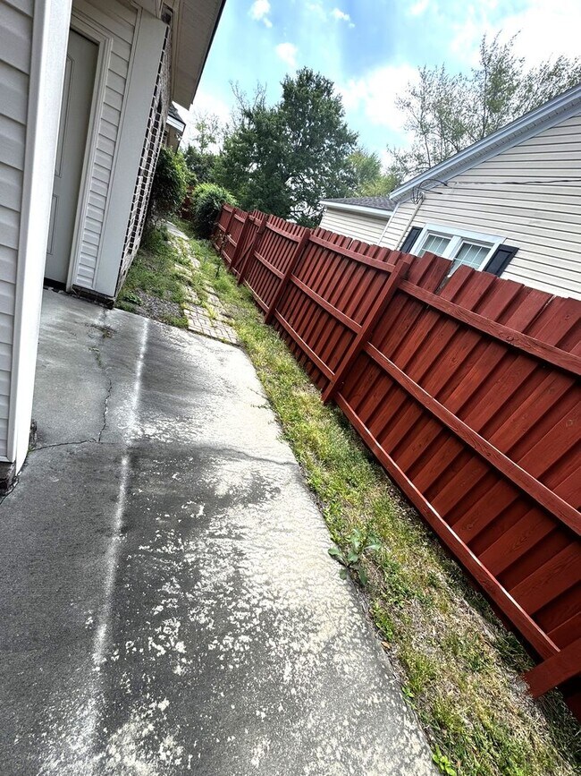 Building Photo - 10 E Grady St