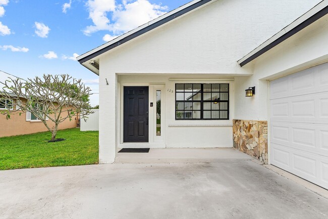 Building Photo - 125 Raintree Trail