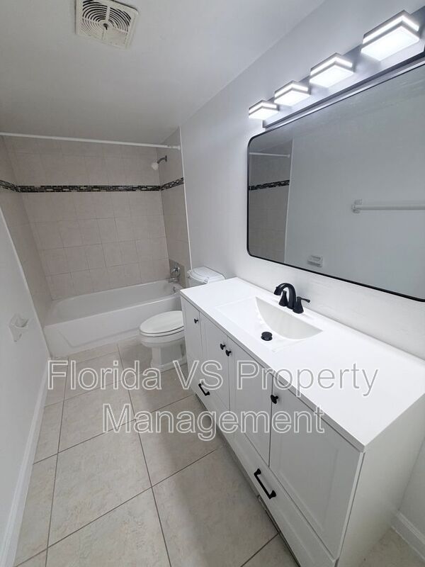 Building Photo - 925 W Oak Ridge Rd