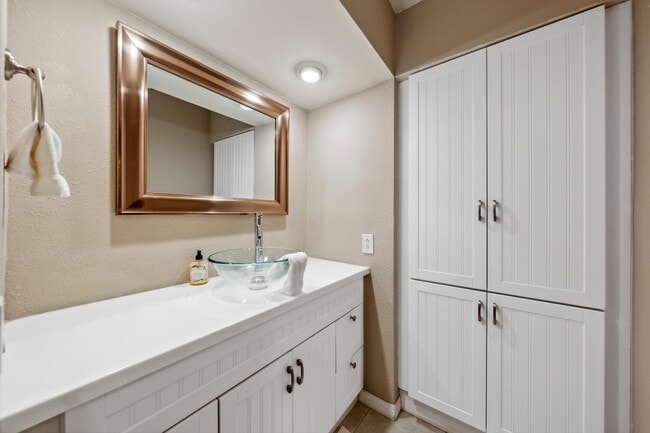 Building Photo - 343 Forest Hills Dr