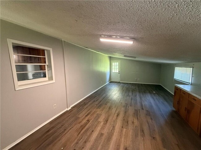 Building Photo - 3056 Pleasant Valley Rd