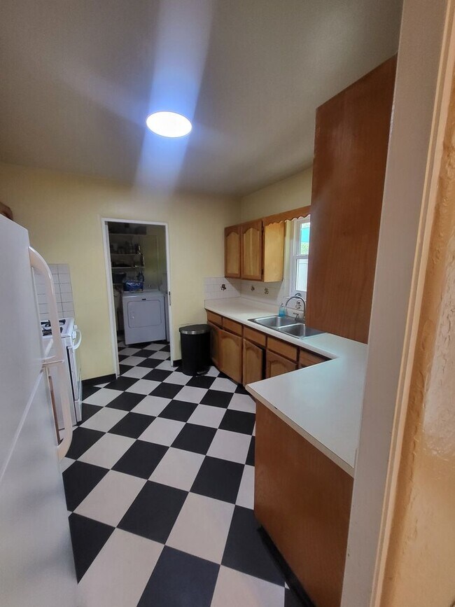 Building Photo - Adorable Nob Hill  3 bedroom 2  bath