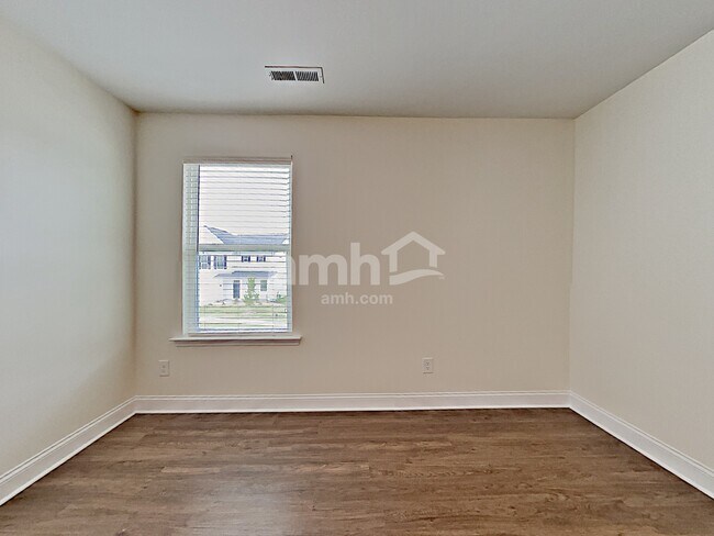 Building Photo - 142 Willowbrook Dr