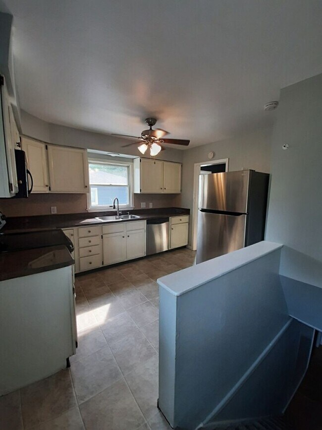 Building Photo - 3 bed 2 bath, 2 car garage Bettendorf Home!