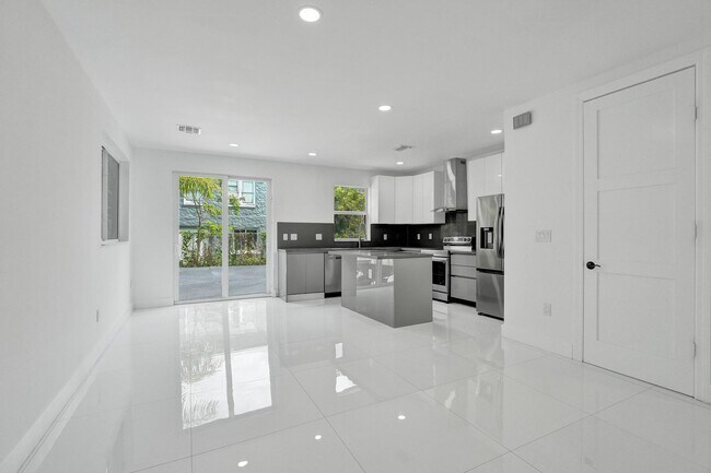 Building Photo - 1215 W Las Olas Blvd