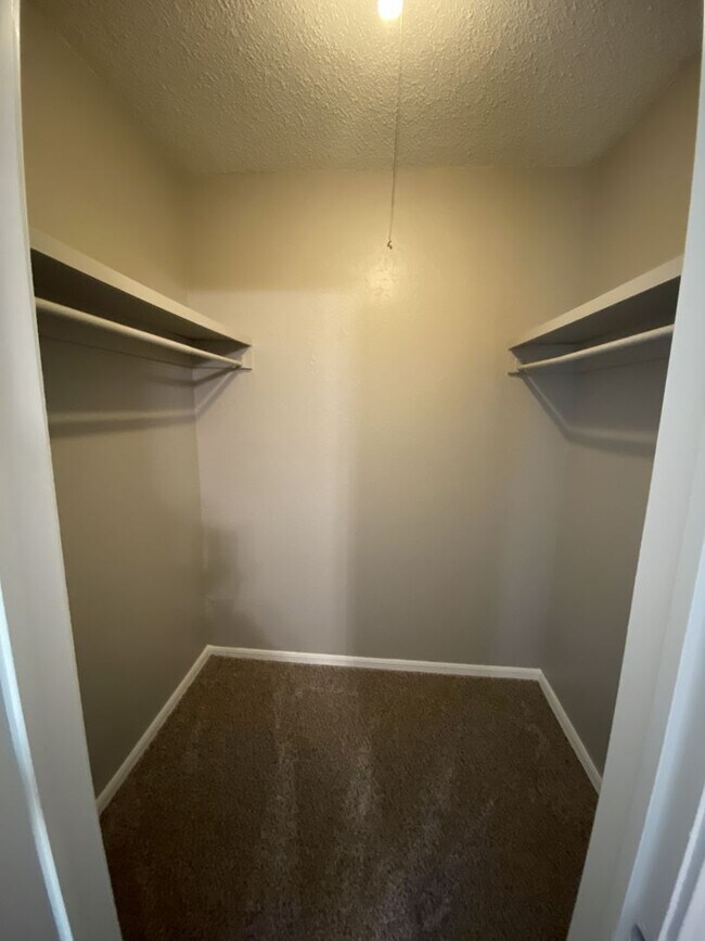 Building Photo - One Story, Union schools, New Paint and Carpet.