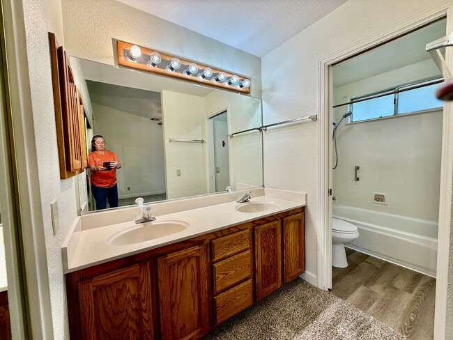 Building Photo - Nice home available immediately