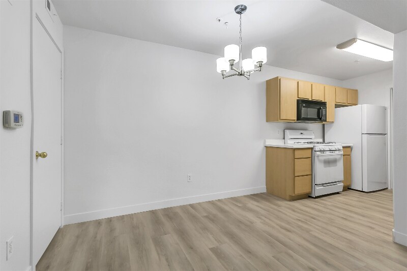 Building Photo - 950 Seven Hills Dr