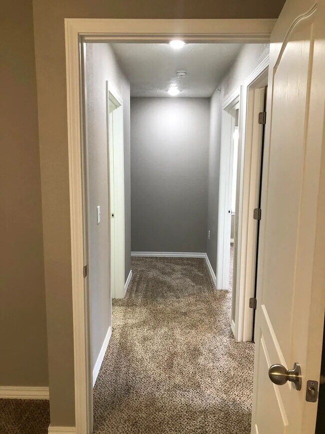 Building Photo - Cute town house with lawncare included!
