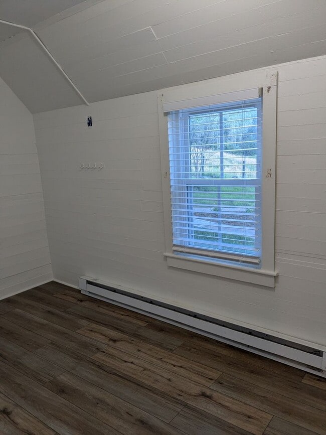 Building Photo - Renovated Farmhouse close to town