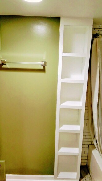 Shower Towel shelving - 720 Winthorne Dr