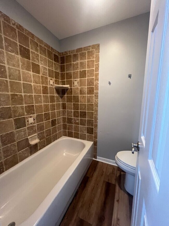 Building Photo - 2 Bedroom/2 Bathrrom Townhouse Close to Fo...