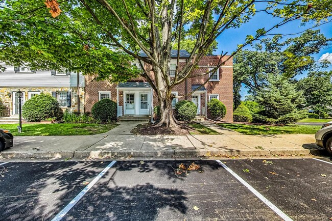 Building Photo - Border of Bethesda & Silver Spring 2+1 TWO...