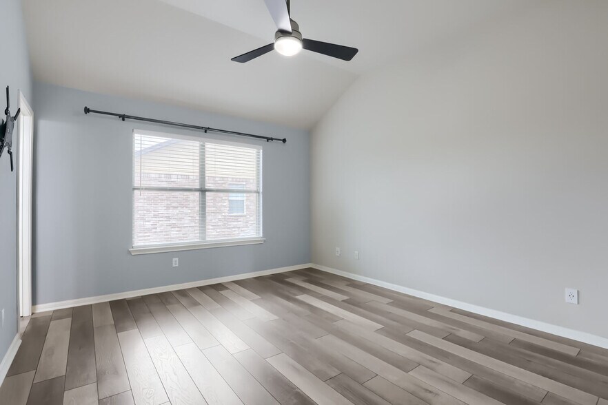 Primary suite with large walk-in-closet - 1900 Little Elm Trl