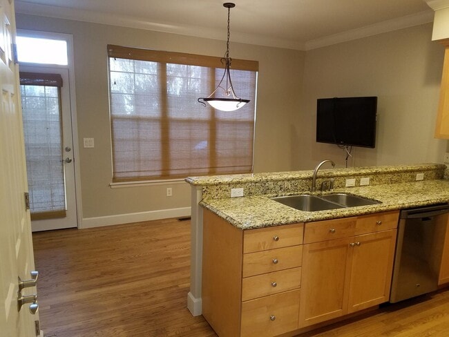 Building Photo - Stunning 4 Bedroom 3.5 Bath Lowry Townhome...