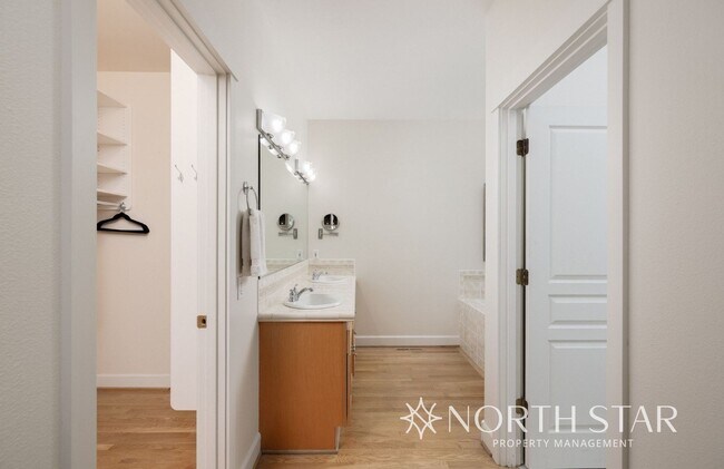 Building Photo - Spacious Bend 3 bed/2 bath Residence w/ Of...