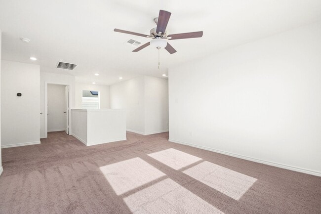 Building Photo - 4 bedroom with office and loft just South San Antonio