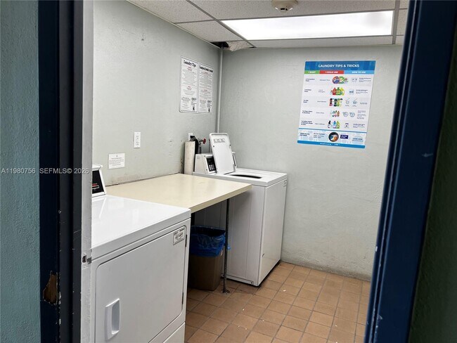 Building Photo - 1425 Arthur St