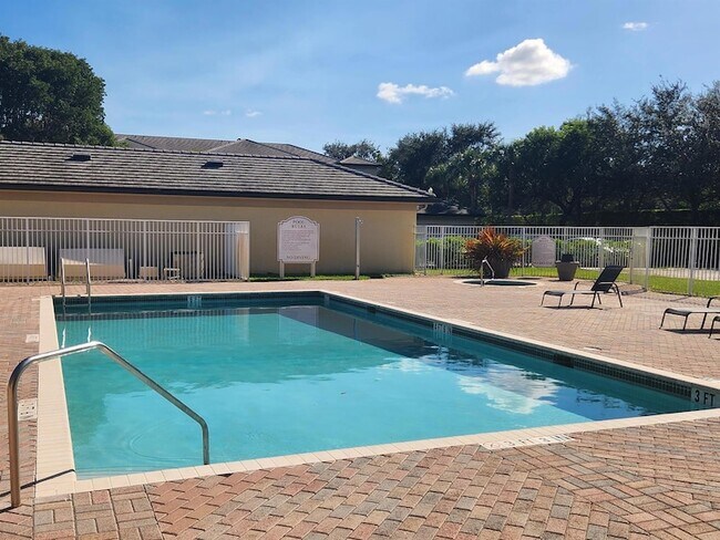 Building Photo - 2060 Greenview Shores Blvd