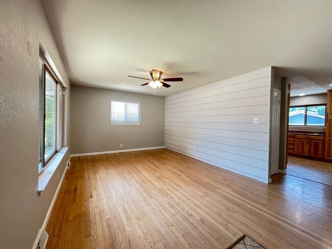 Building Photo - 3 Bed/2 Bath Ranch Home on Large Lot with Oversized Garage