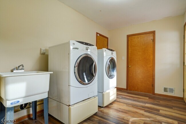 Building Photo - 11 Lenox St