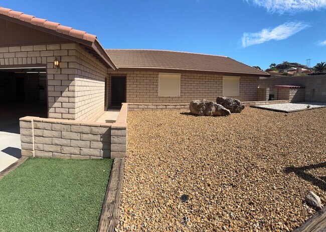 Building Photo - 857 Robinson Ln