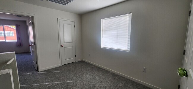 Building Photo - Beautiful 3 Bedroom 2.5 Bathroom Home in E...