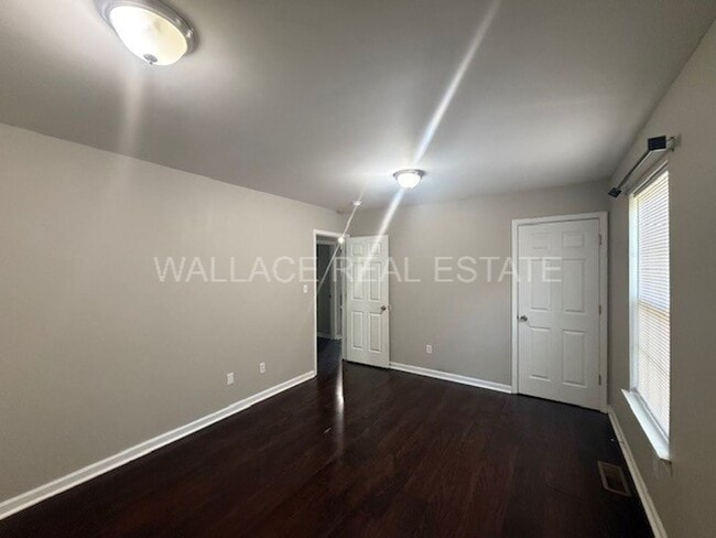 Building Photo - SOUTH KNOX CHARMER ...  2 BEDROOM AND 1 BATH