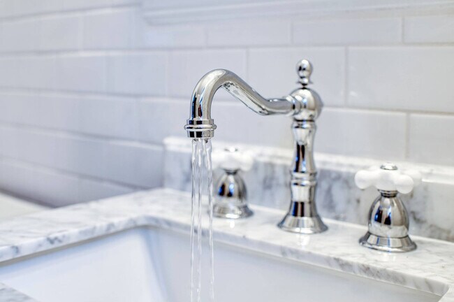 Building Photo - 3073 Fairmount Blvd