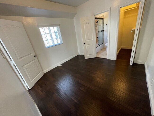 Building Photo - Charming North Park Cottage