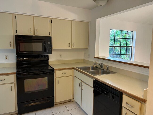 Building Photo - 1/2 Duplex For Rent !