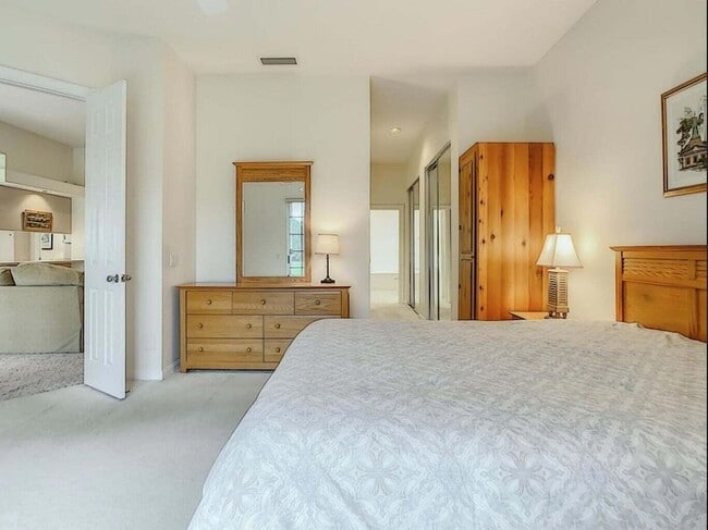 Building Photo - 8533 SE Palm Hammock Ln